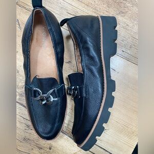 Vionic Cynthia lug sole leather Loafer. Size 9